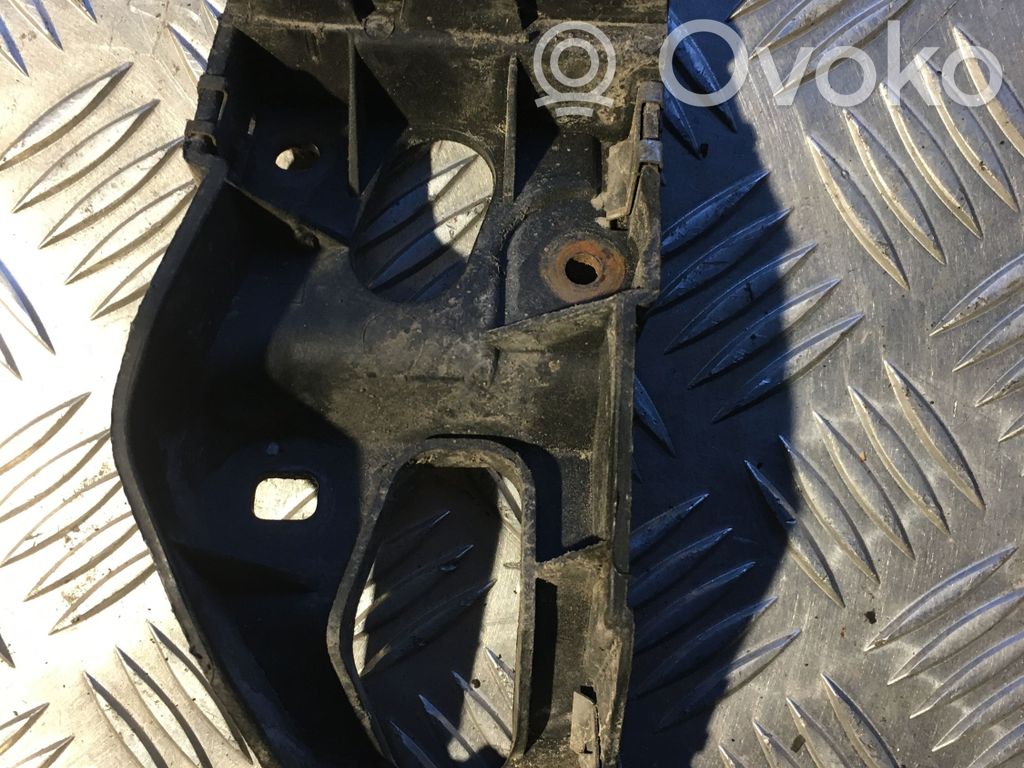 Audi A4 S4 B7 8E 8H Uchwyt / Mocowanie błotnika przedniego 
