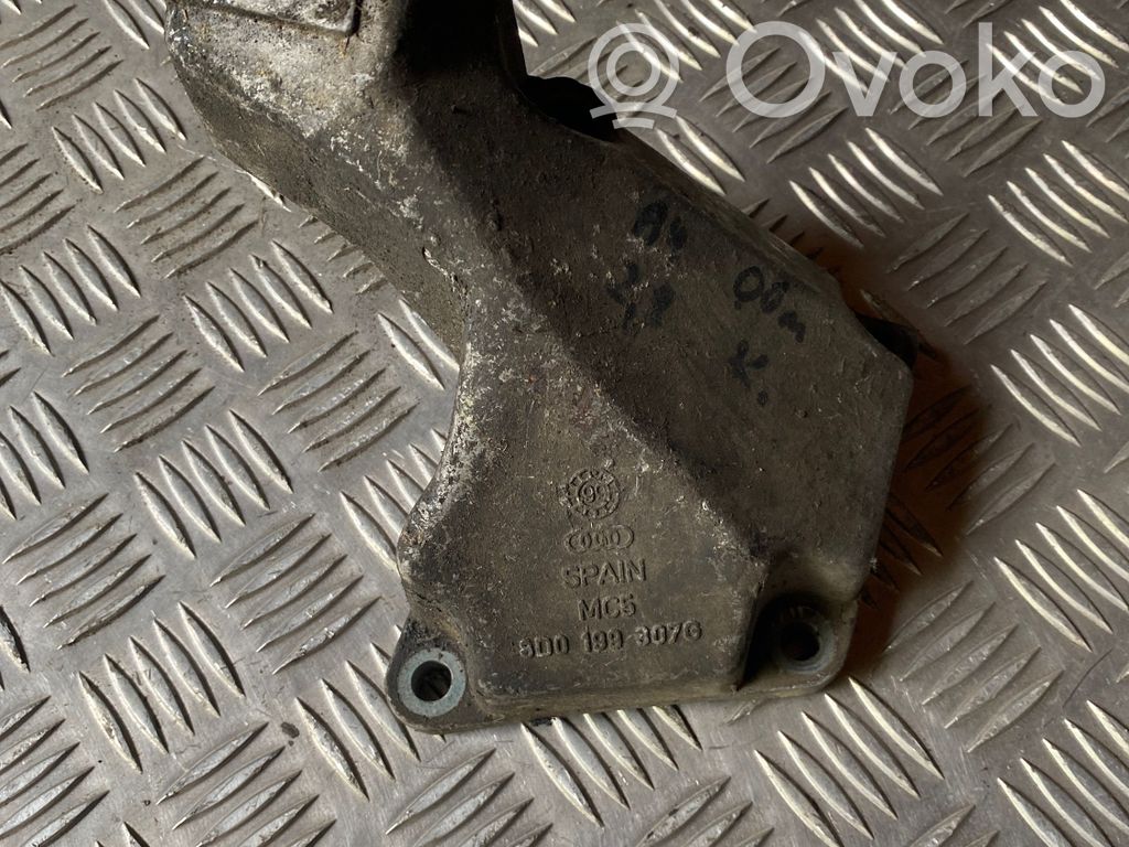 Audi A4 S4 B5 8D Engine mounting bracket 