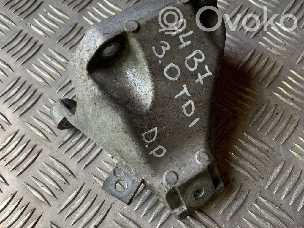 Audi A4 S4 B7 8E 8H Engine mounting bracket 