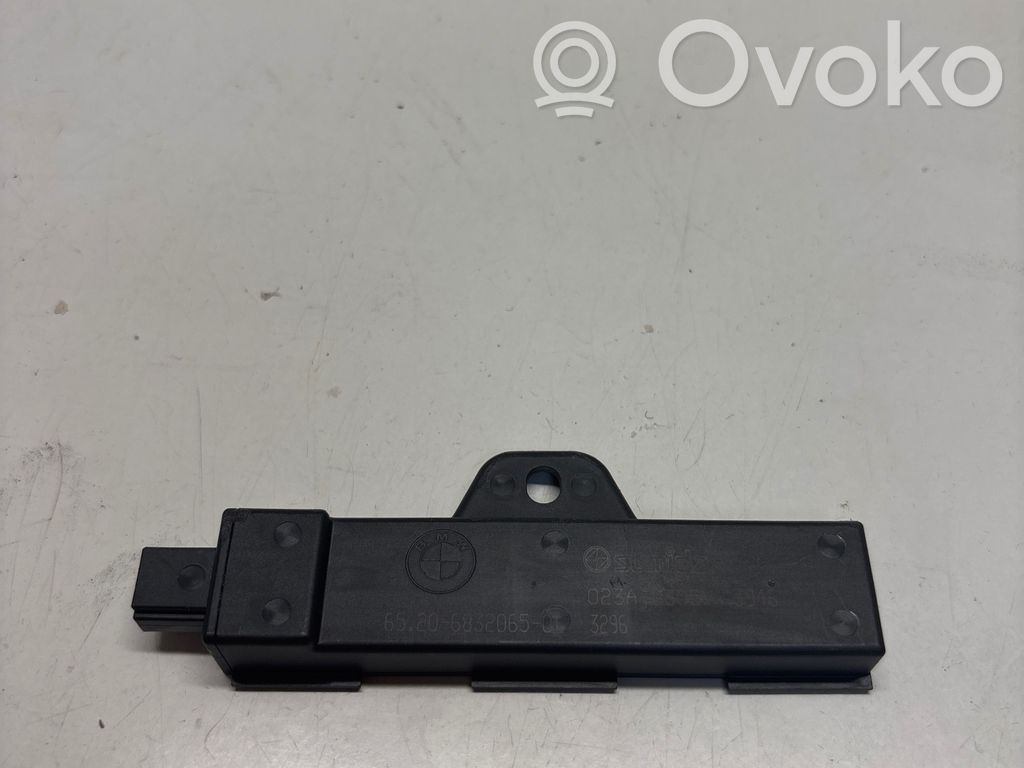 BMW X7 G07 Keyless system antenna 
