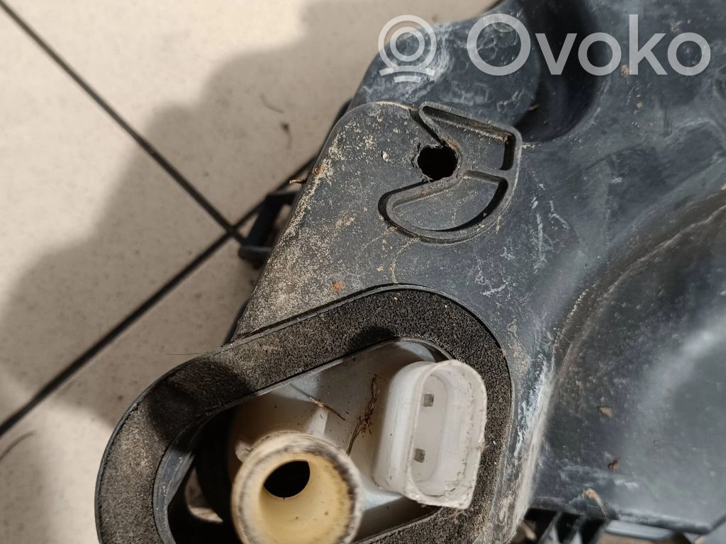 Audi A8 S8 D3 4E Kita variklio skyriaus detalė 
