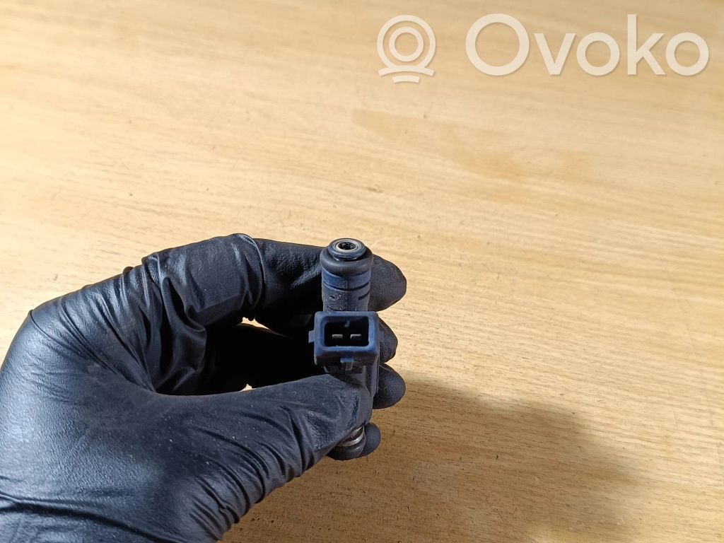 Opel Omega B1 Fuel injector 