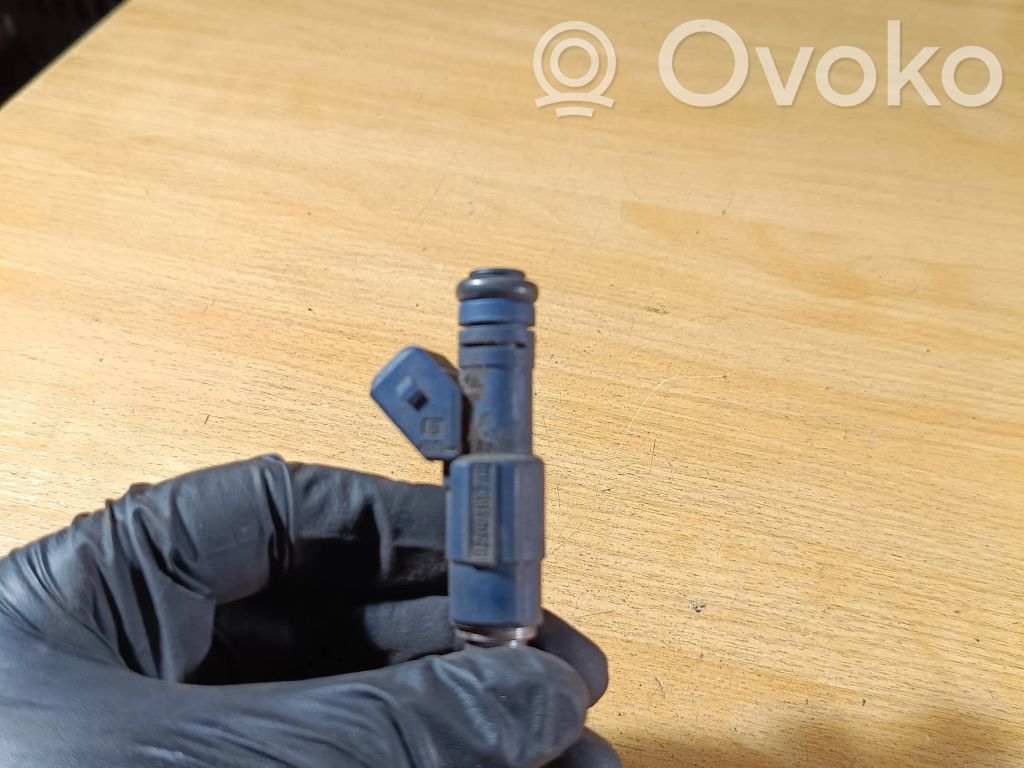 Opel Omega B1 Fuel injector 