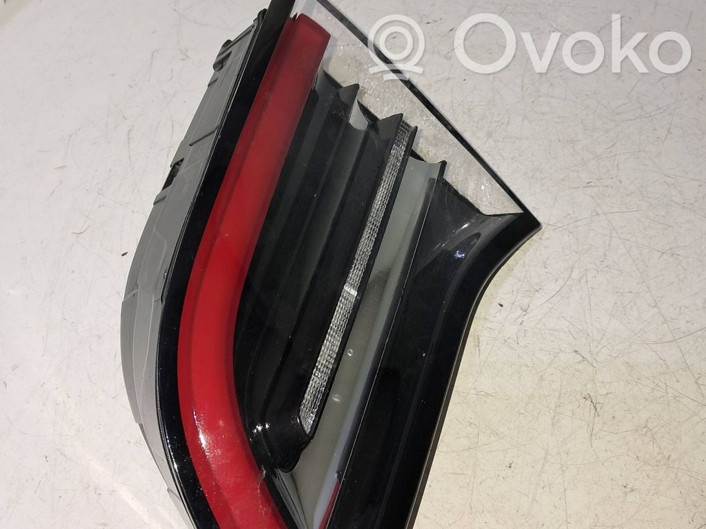 Tailgate rear/tail lights