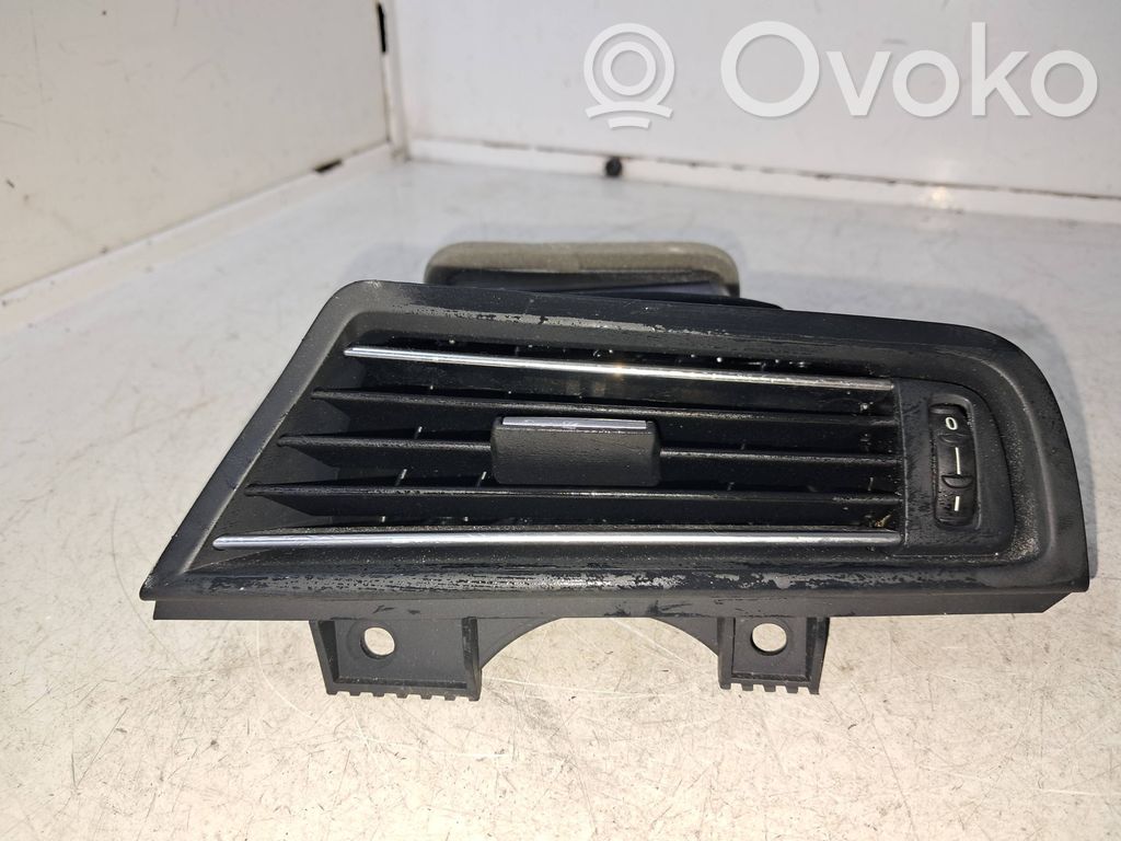 BMW 5 F10 F11 Boczna kratka nawiewu deski rozdzielczej 