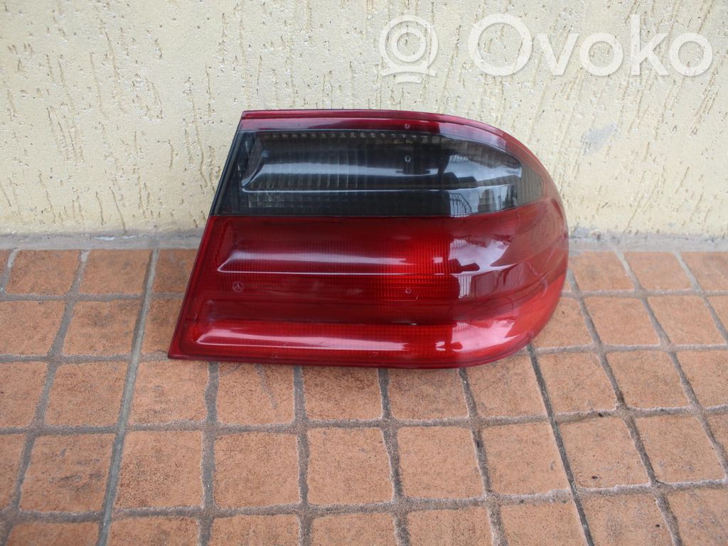 Mercedes-Benz E W210 Aizmugurējais lukturis virsbūvē 