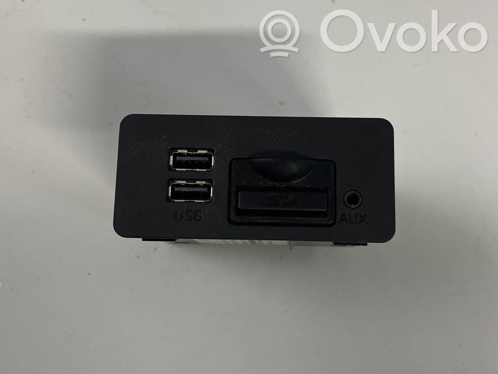 Mazda 3 II USB socket connector 