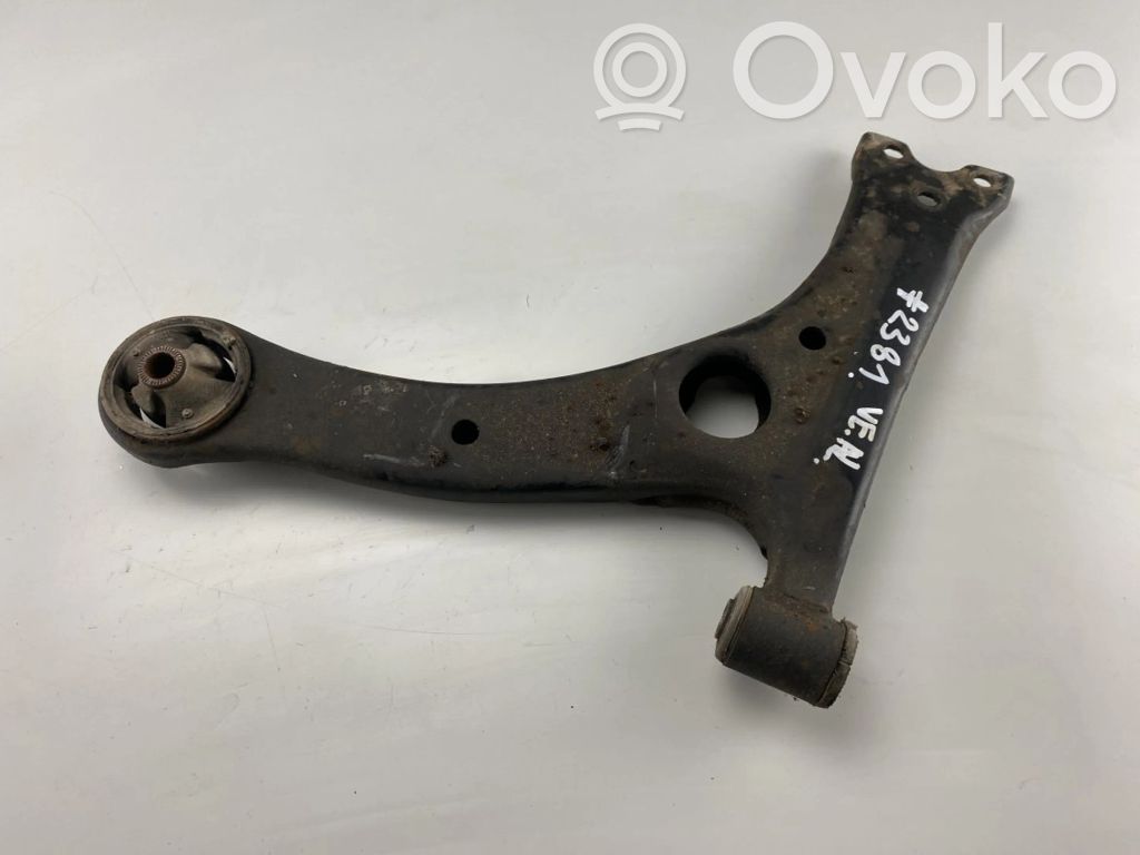 Toyota Corolla E120 E130 Priekinė svirtis 