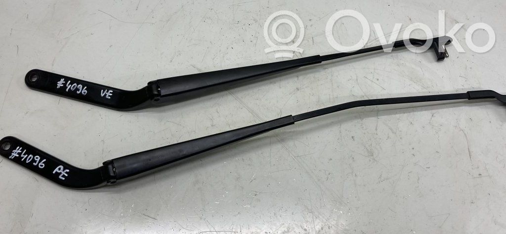 BMW X5 E70 Front wiper blade arm 