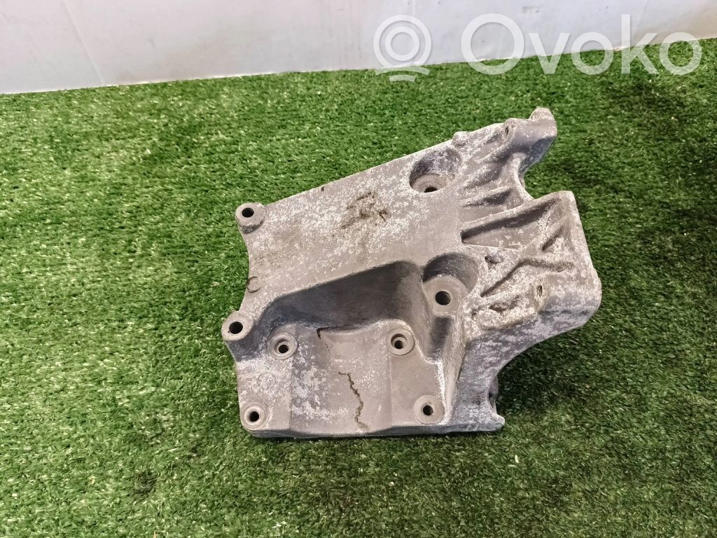 Ford C-MAX I Engine mounting bracket 