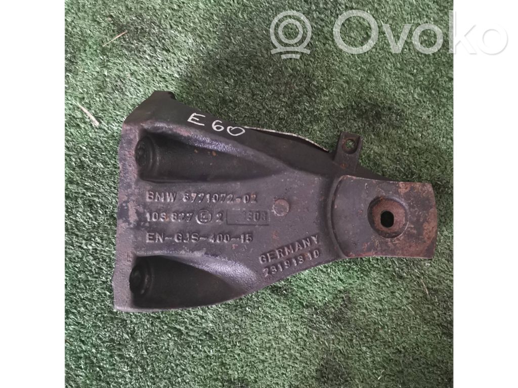 BMW 5 E60 E61 Engine mounting bracket 