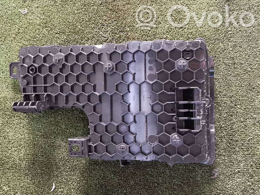 Tesla Model Y Aizmugurējais lukturis virsbūvē 