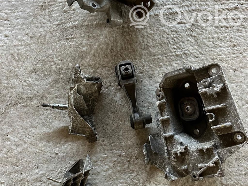 Renault Clio III Engine mount bracket 