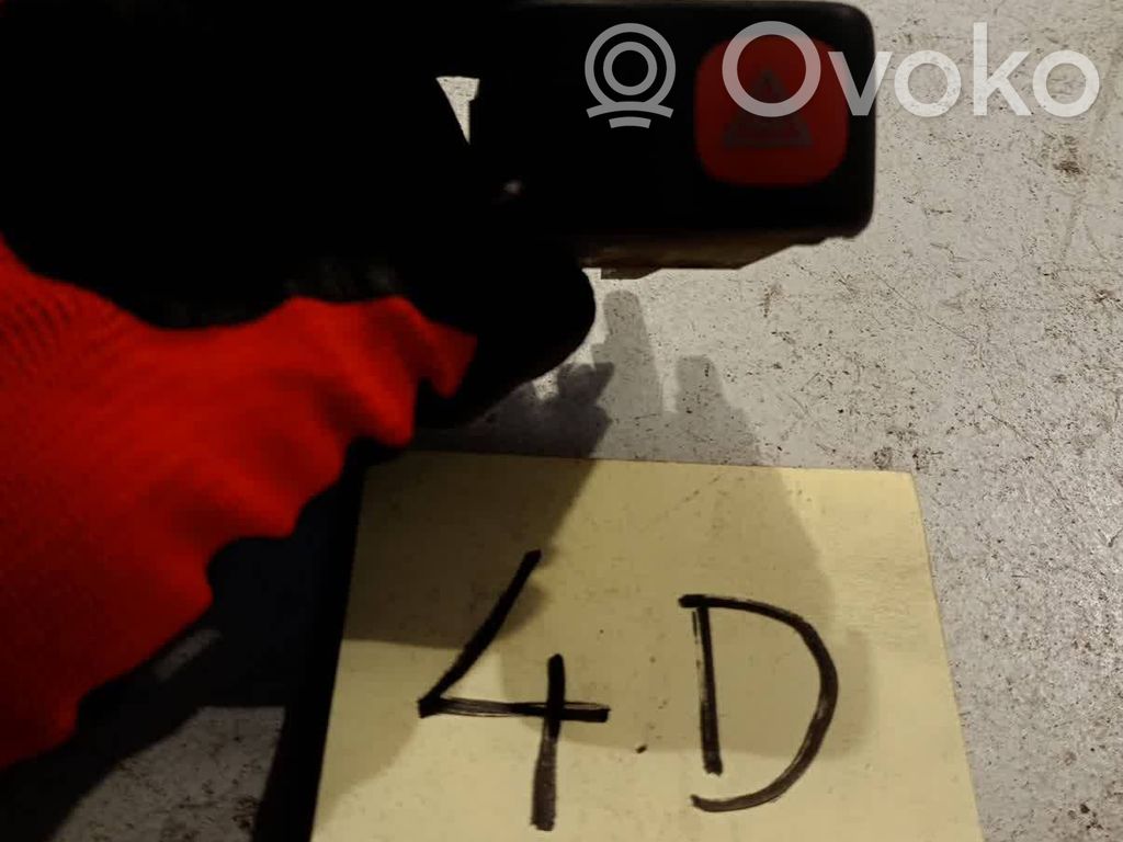 Volvo S40, V40 Hätävilkkujen kytkin 