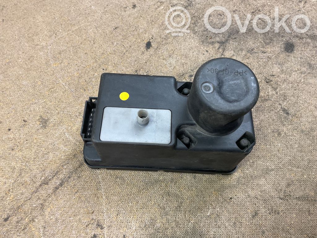 Volkswagen PASSAT B4 Central locking vacuum pump 