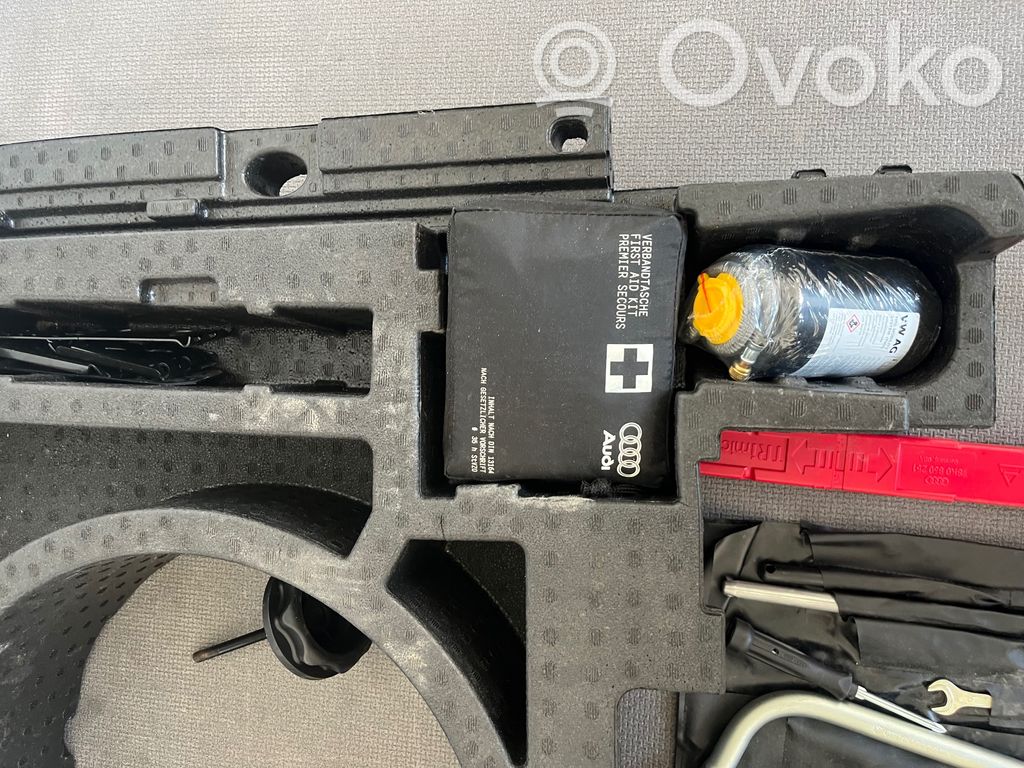 Audi Q5 SQ5 FY Muu vararenkaan verhoilun elementti 