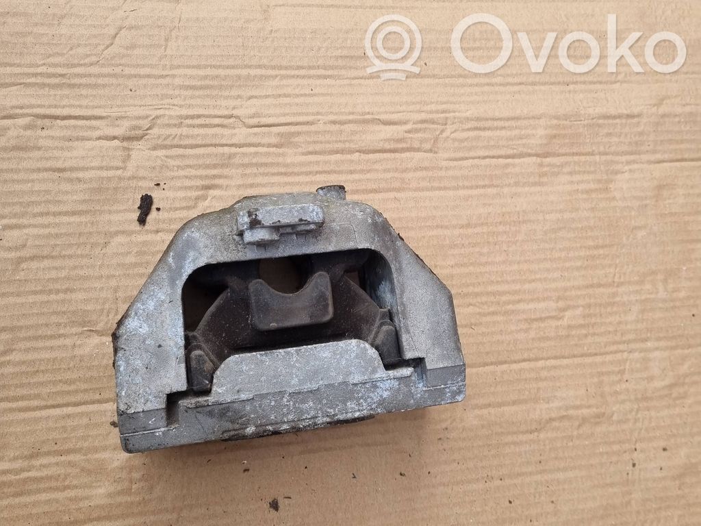 Engine mount bracket