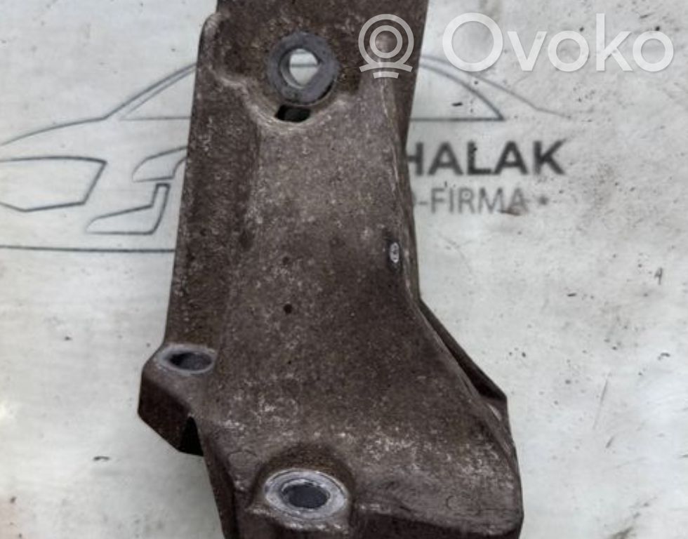 Volvo S80 Engine mounting bracket 
