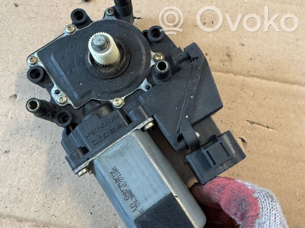 Audi A8 S8 D2 4D Silniczek podnoszenia szyby drzwi tylnych 