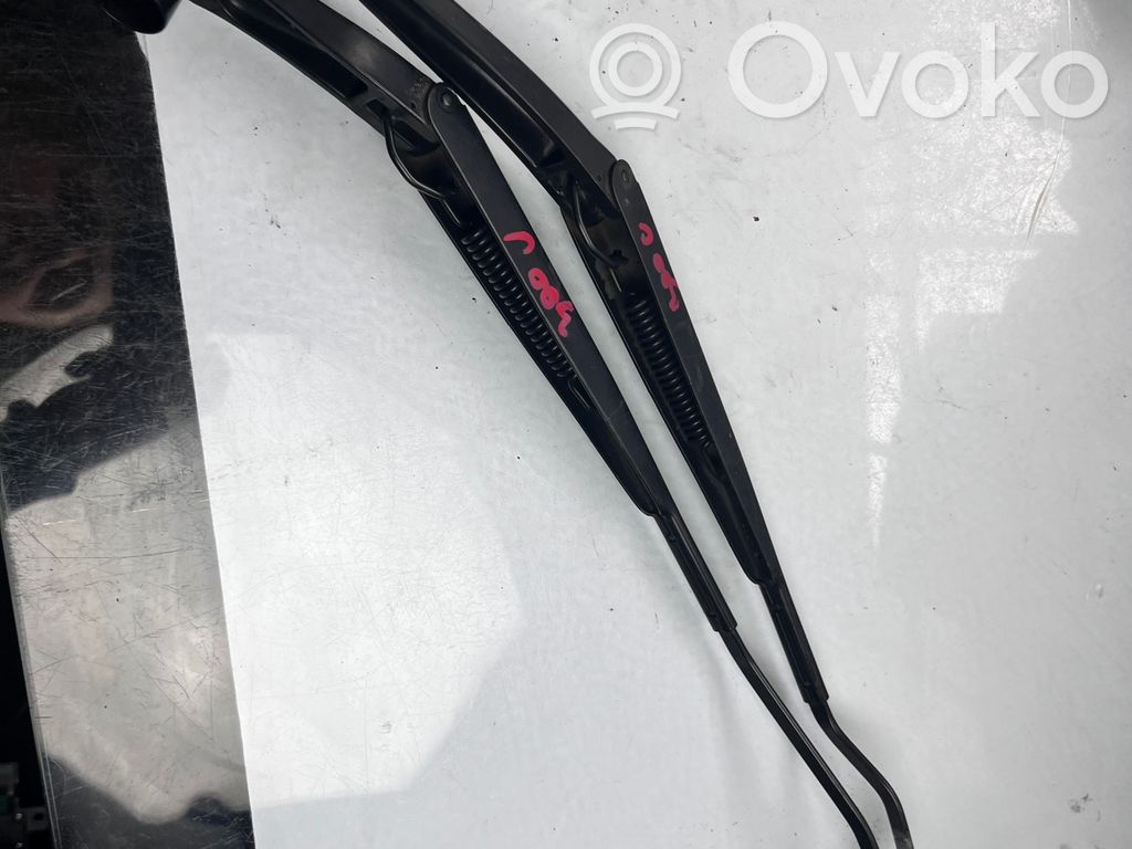 Chrysler 300 - 300C Priekinio stiklo valytuvų kojelė 