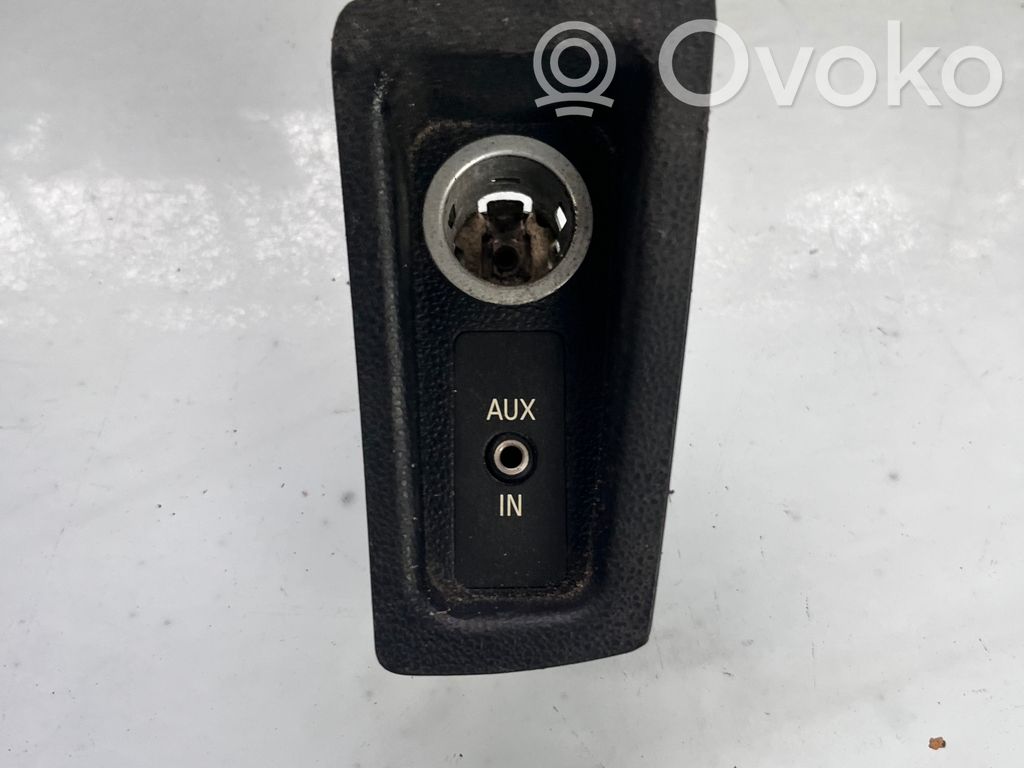 AUX-pistokeliitin   6930561