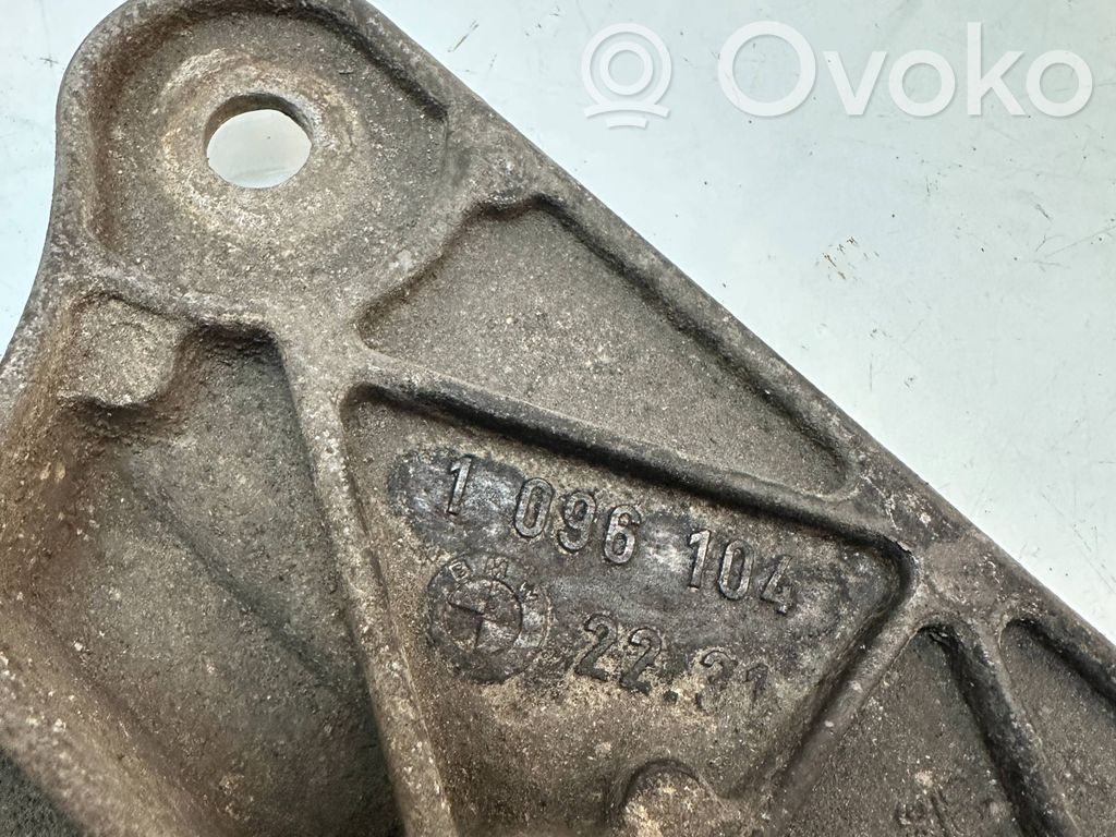 BMW 5 E39 Vaihdelaatikon kannake 