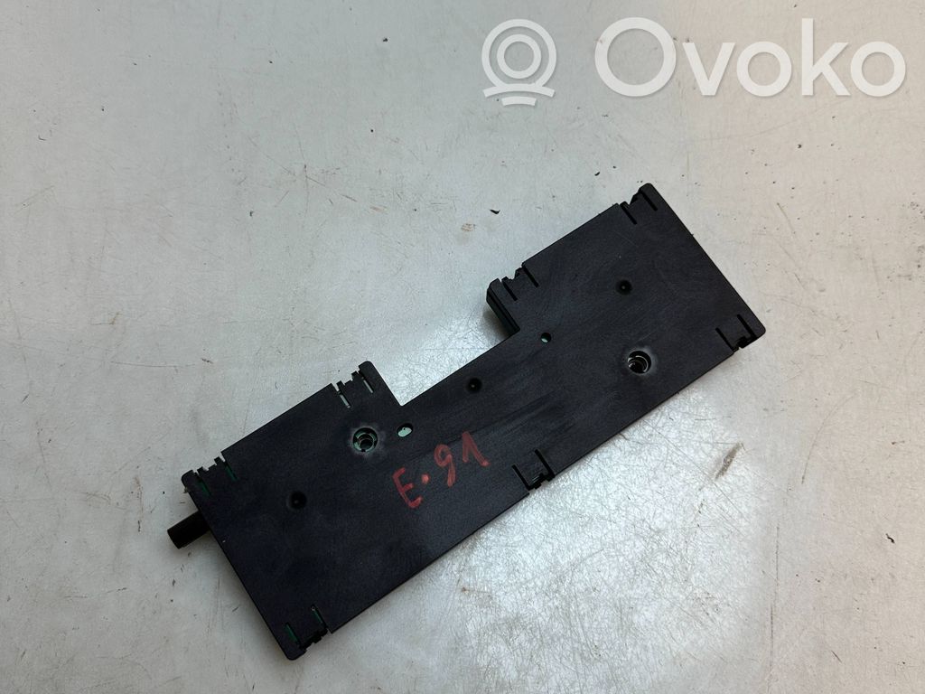 BMW 3 E90 E91 Aerial antenna amplifier 