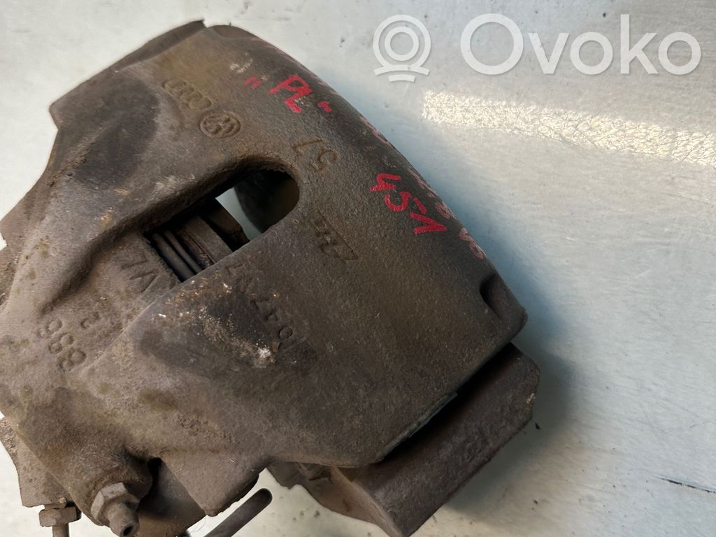 Volkswagen PASSAT B5 Zacisk hamulcowy przedni 