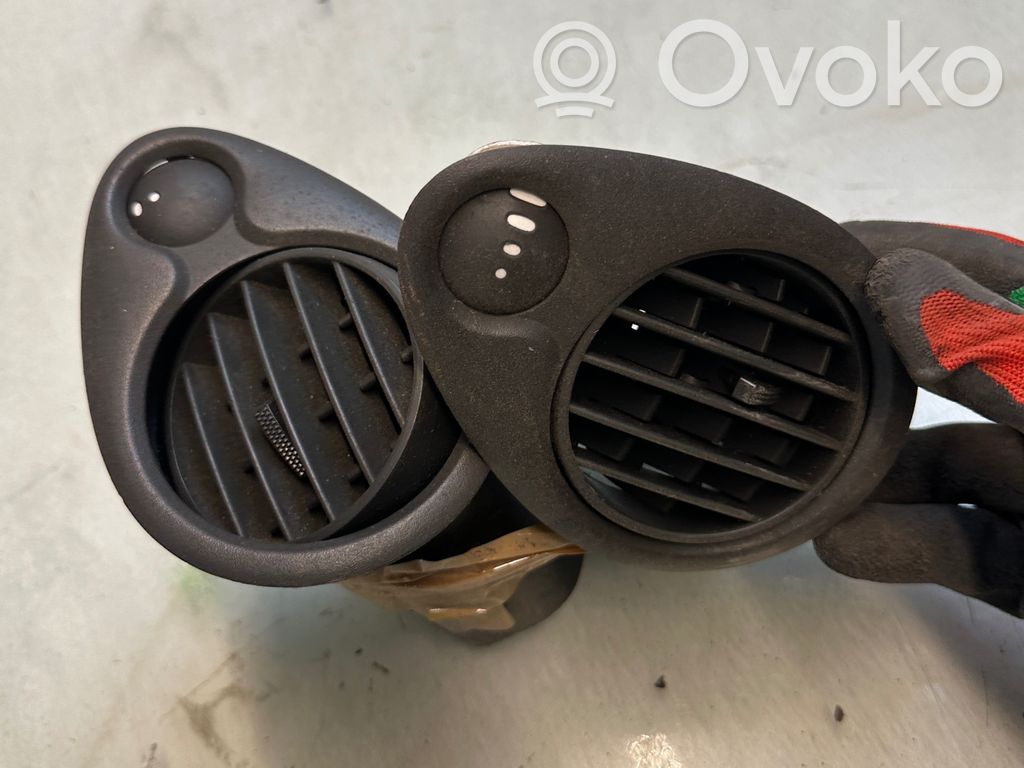 Renault Clio III Garniture, panneau de grille d'aération latérale 
