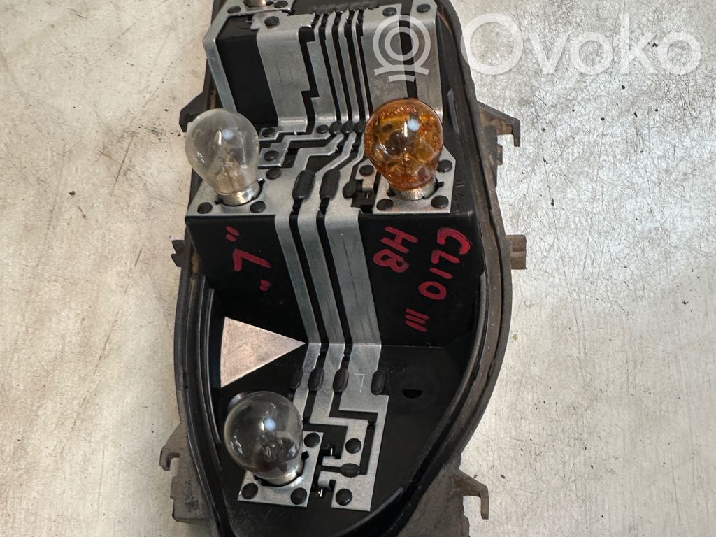 Renault Clio III Takavalon polttimon suojan pidike 
