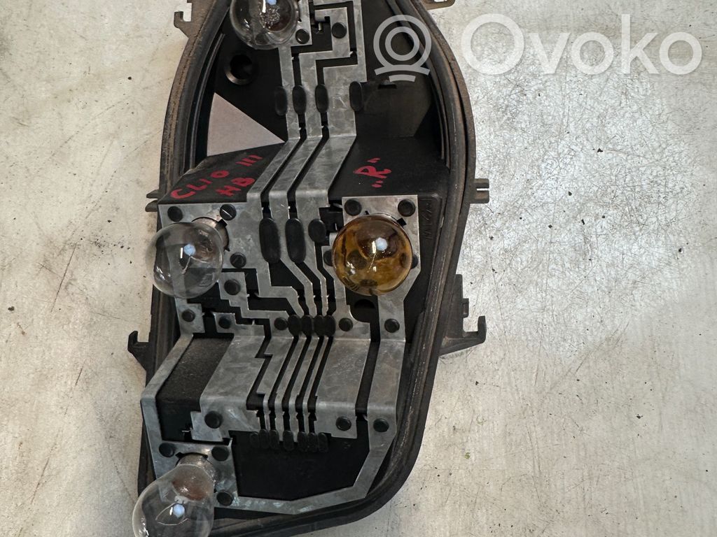 Renault Clio III Aizmugurējais lukturis virsbūvē 