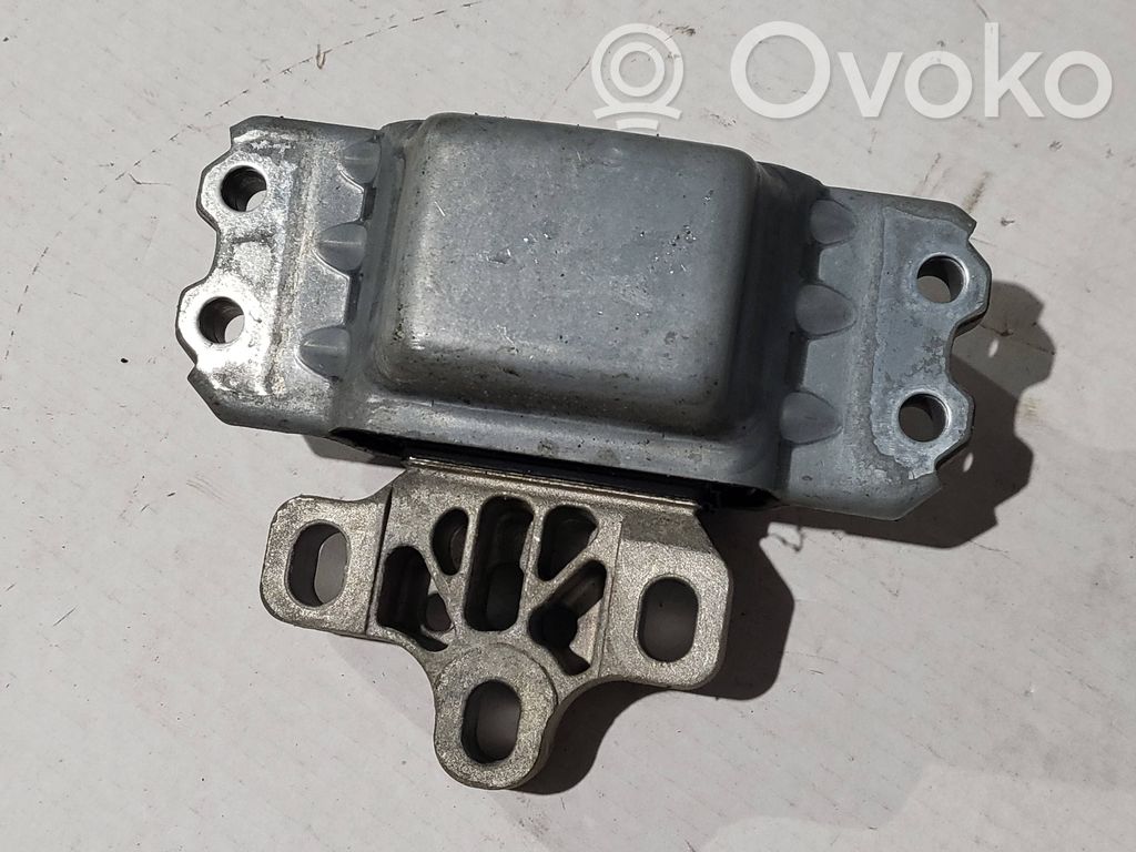 Volkswagen Tiguan Engine mount bracket 
