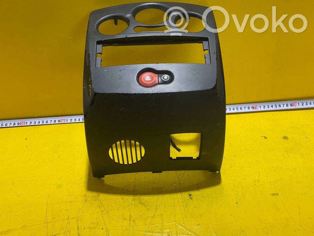 Renault Clio III Kita salono detalė 