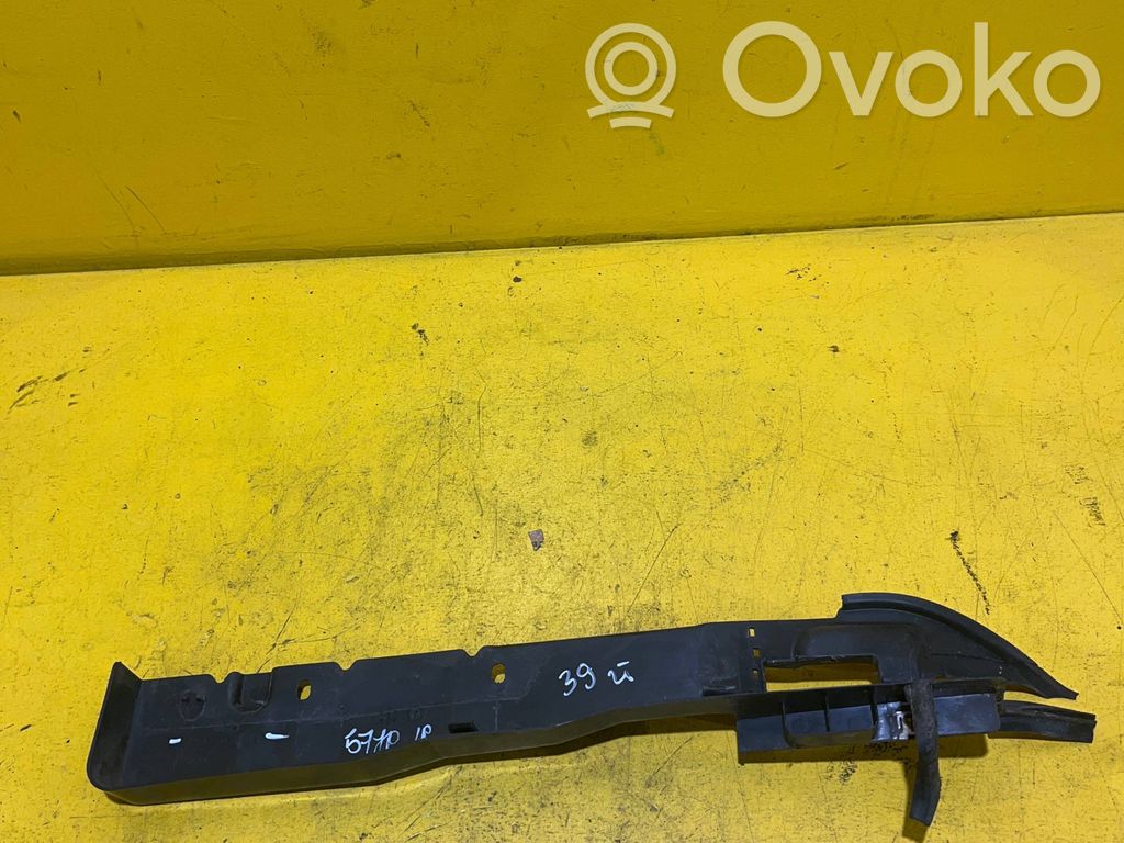 Ford Focus Fender mounting bracket 