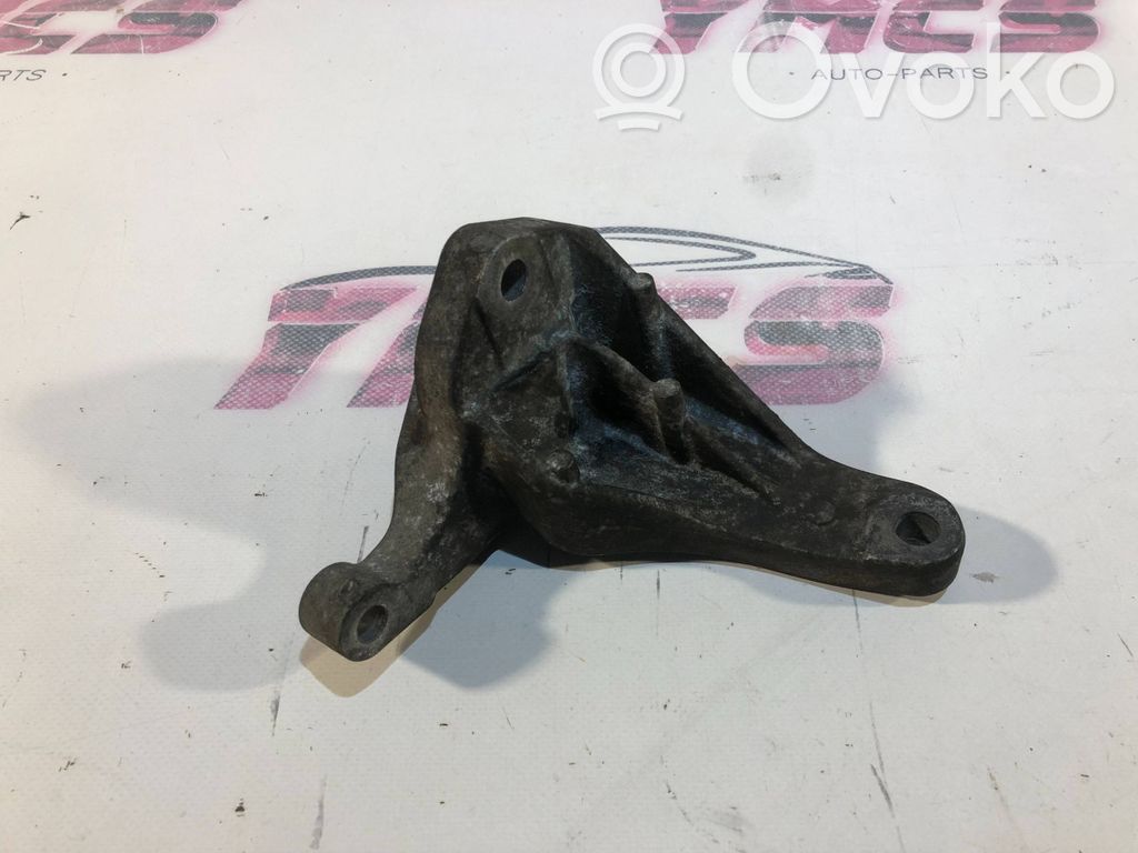 Ford Focus Engine mounting bracket 