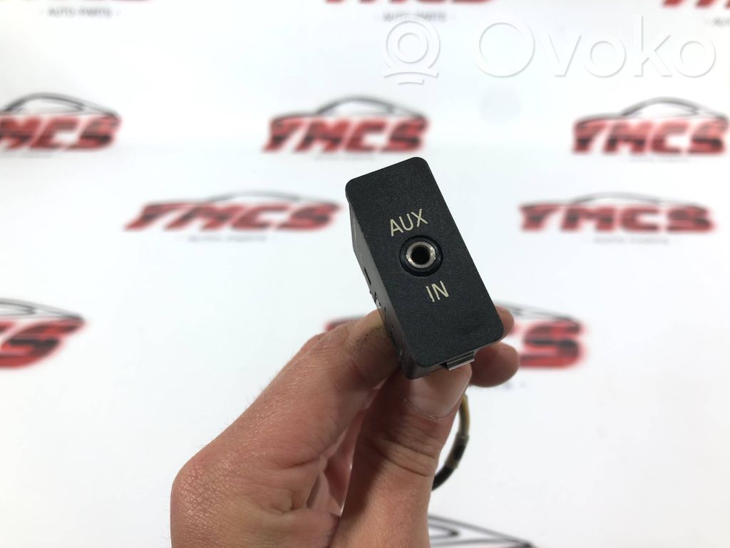 Enchufe conector entrada auxiliar   6930561,61316930561