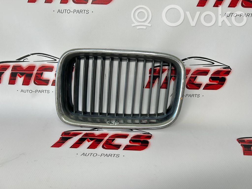 Grille de calandre avant   8122237