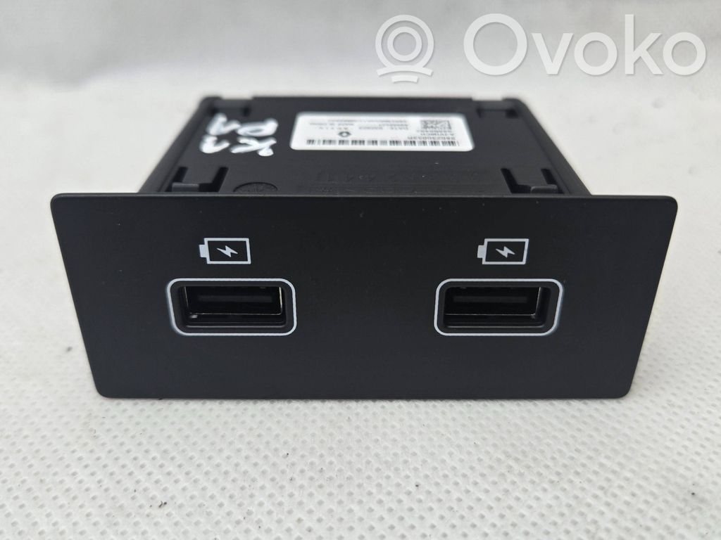 Renault Trafic III (X82) USB socket connector 