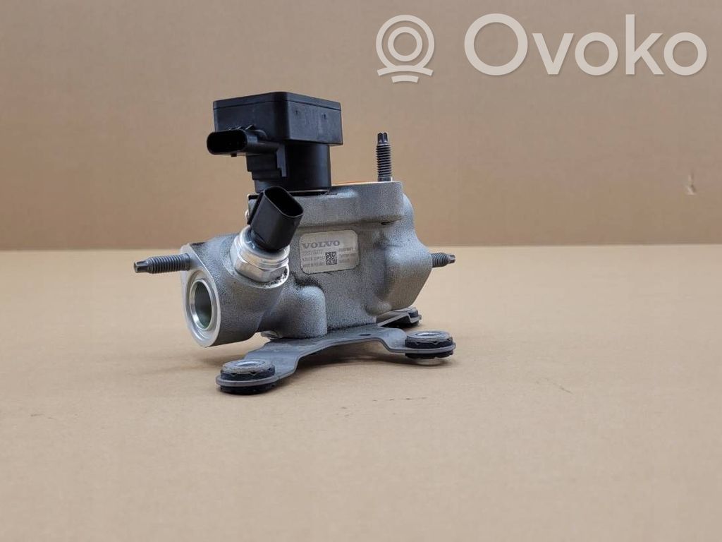Volvo C40 Uchwyt / Mocowanie błotnika przedniego 