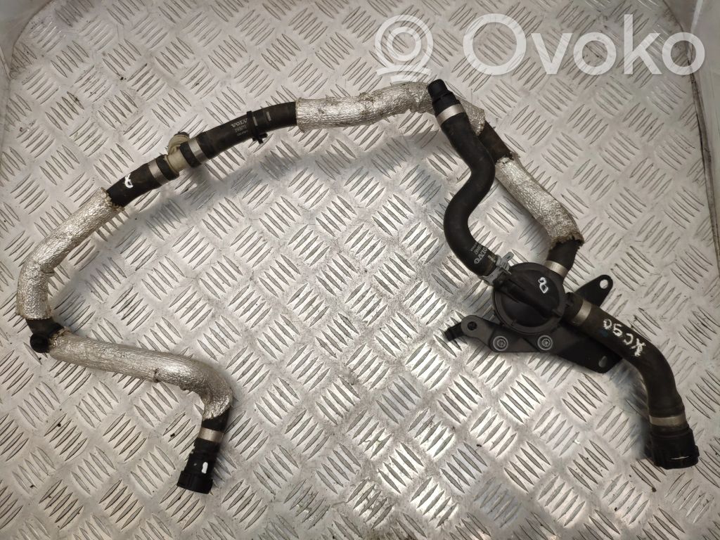 Volvo XC90 Conductă/furtun lichid de răcire motor 