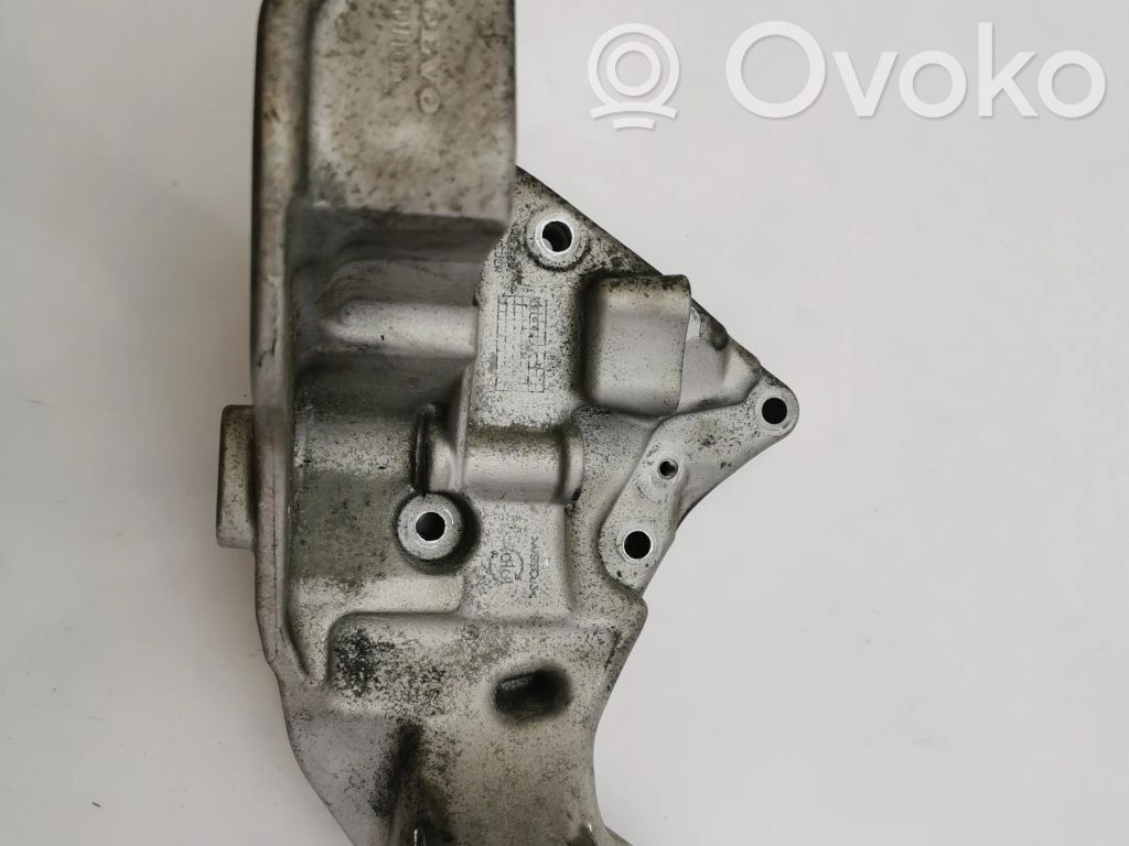 Volvo XC90 Generator/alternator bracket 