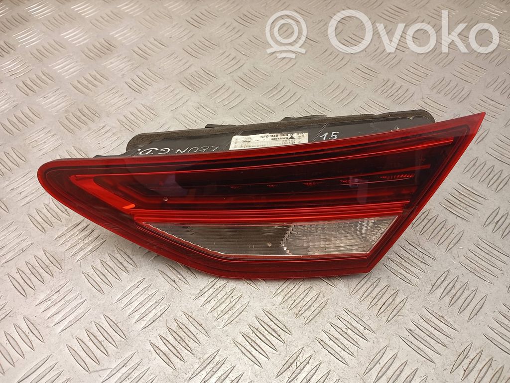 Seat Leon (5F) Galinis žibintas dangtyje 
