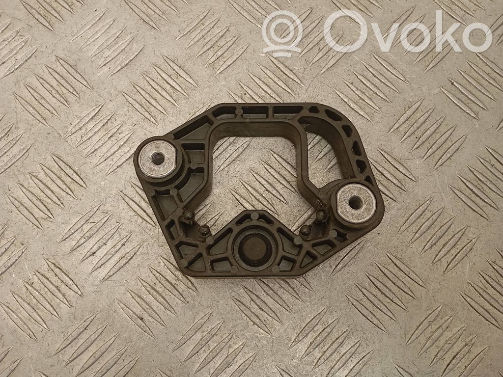 Volvo XC60 Radiator mount bracket 