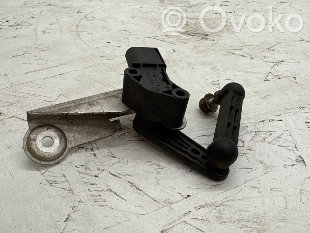 Headlight/headlamp level sensor   102794100A