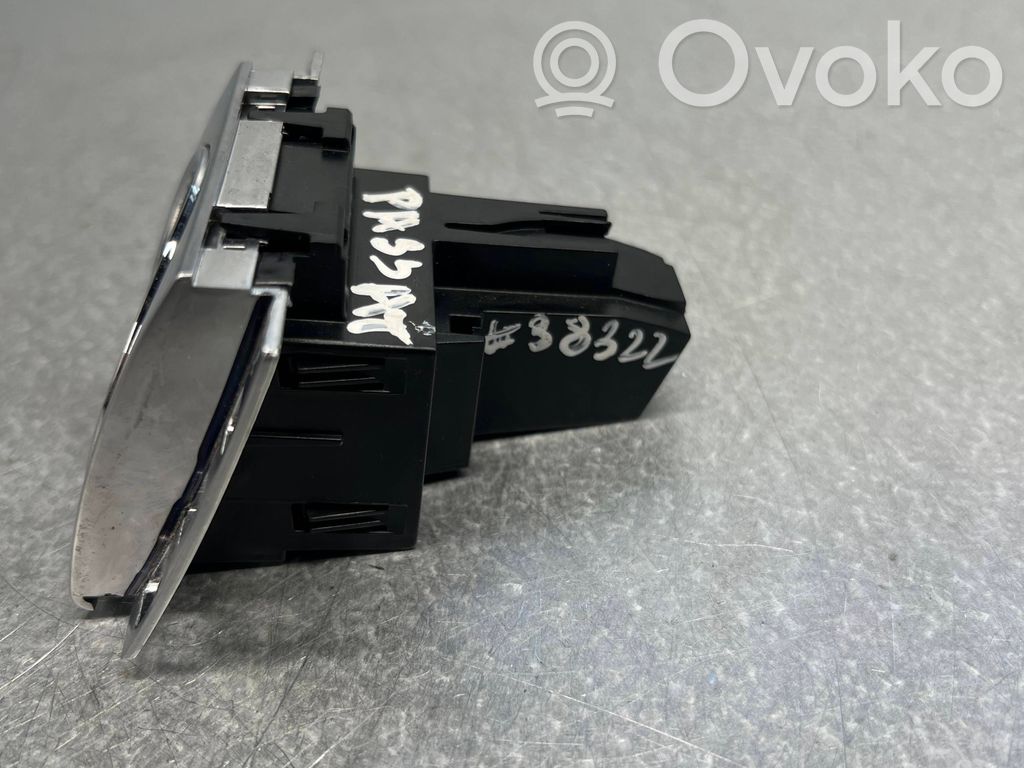Volkswagen PASSAT B7 Clock 