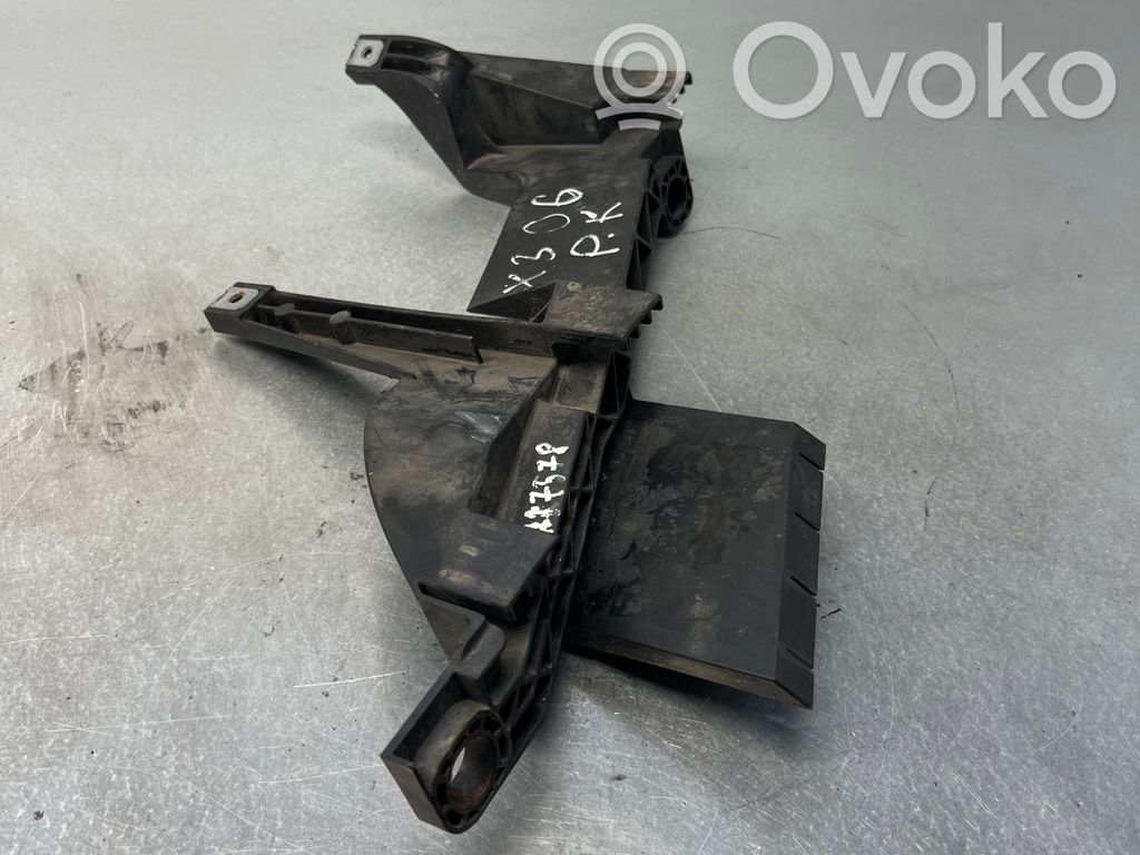 BMW X3 E83 Headlight/headlamp mounting bracket 
