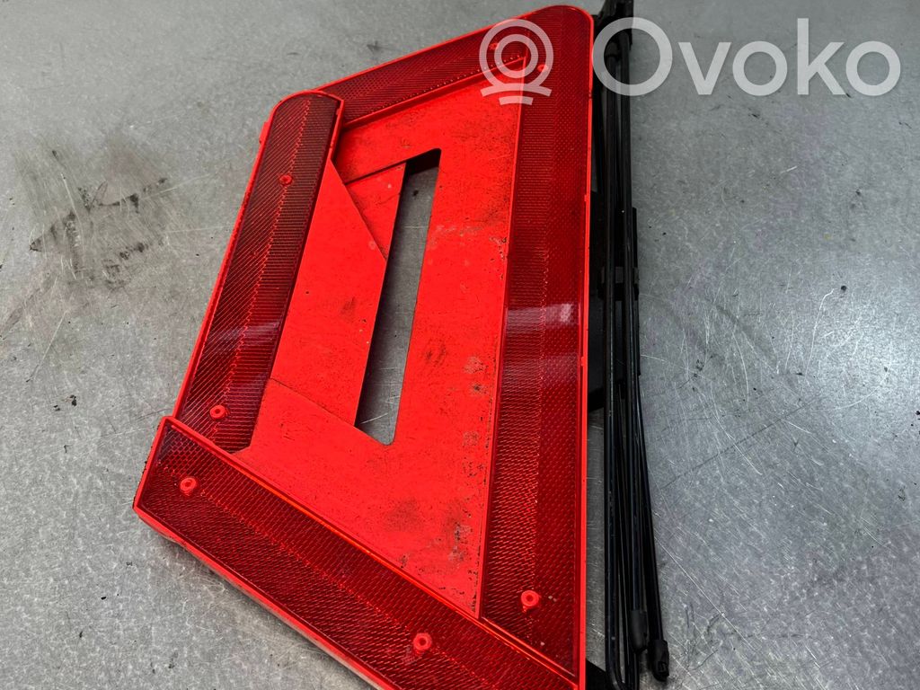 Audi A4 S4 B7 8E 8H Suport fixare triunghiular lumini avarie 