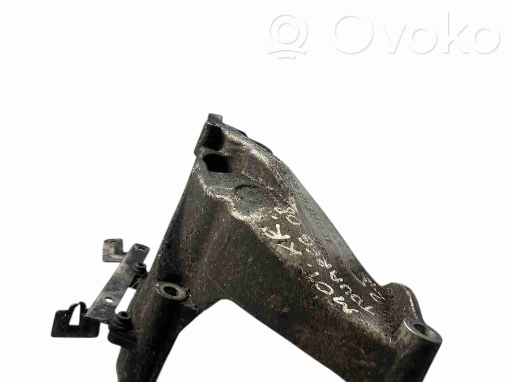 Volkswagen Touareg I Engine mounting bracket 