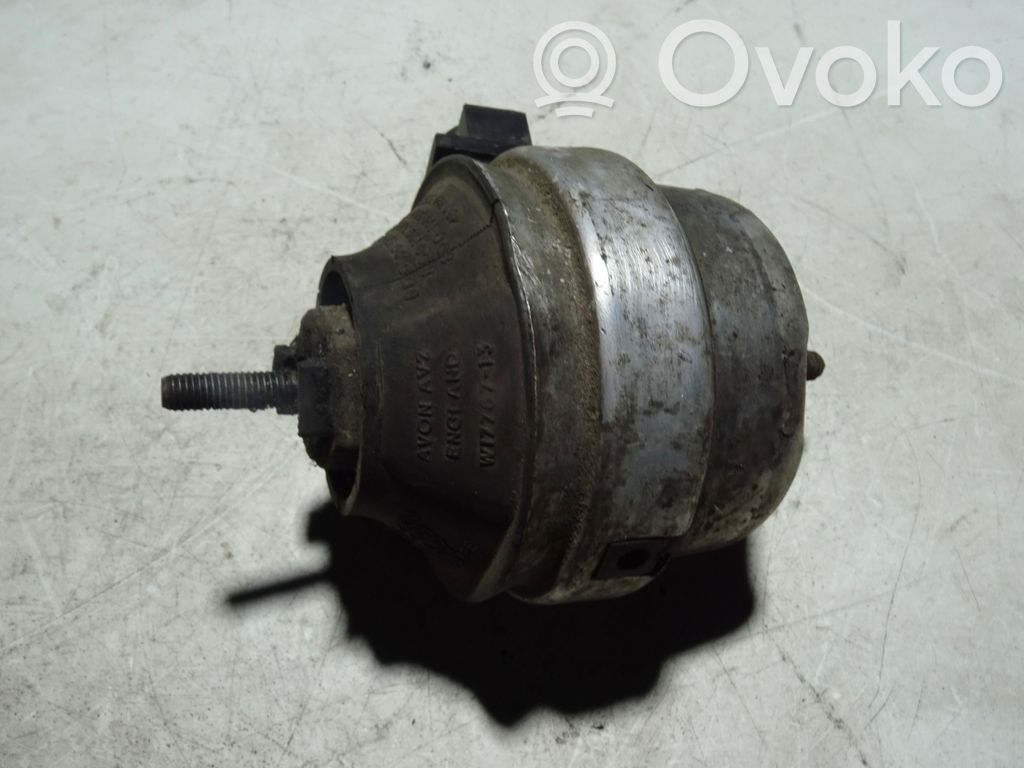 Volkswagen PASSAT B5 Engine mount bracket 