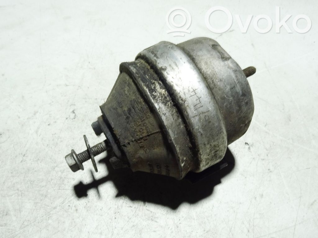 Volkswagen PASSAT B5 Engine mount bracket 